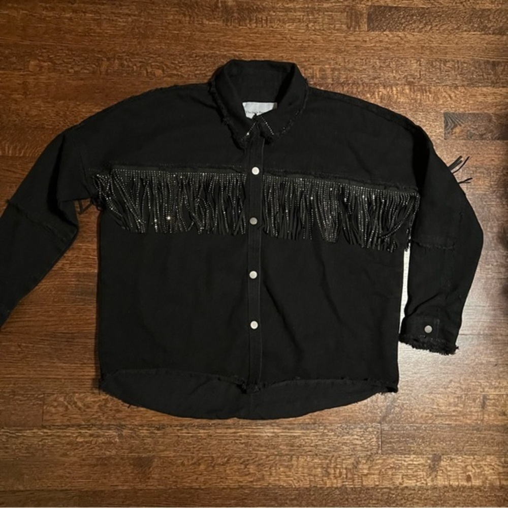 The style between us black fringed shirt jacket size small